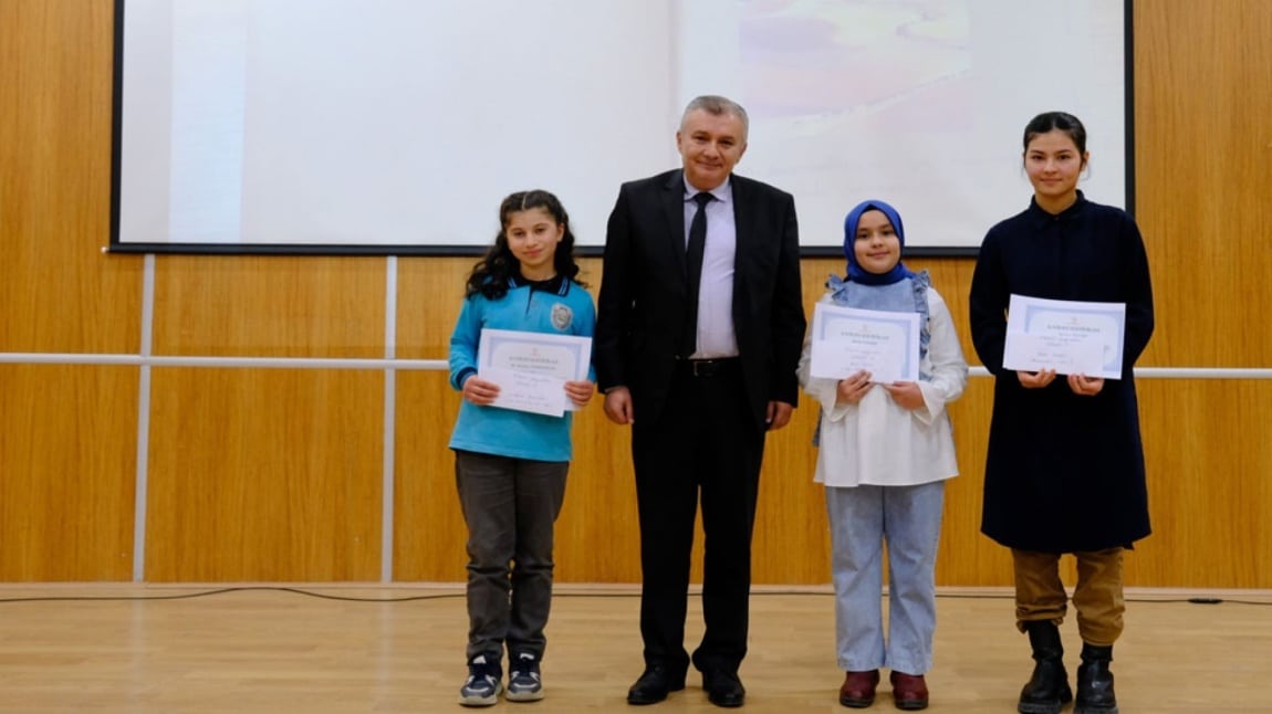 Sözlük Tasarımı yarışmasında okulumuz 7/A sınıfı öğrencisi Betül YAZMIŞ Çankırı 2.si olmuştur.